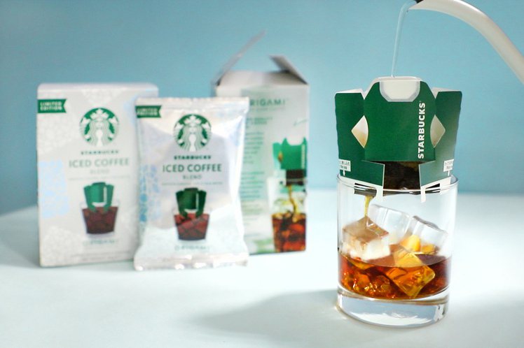 「星巴克Origami™濾掛咖啡經典冰咖啡」採用星巴克專屬特製的摺紙式掛耳設計，...