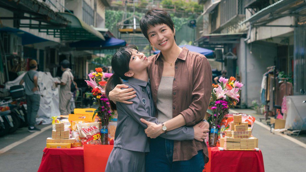 梁詠琪(右)、陳姸霏在「聰明鎮」中演母女。圖／奇蹟映畫所提供