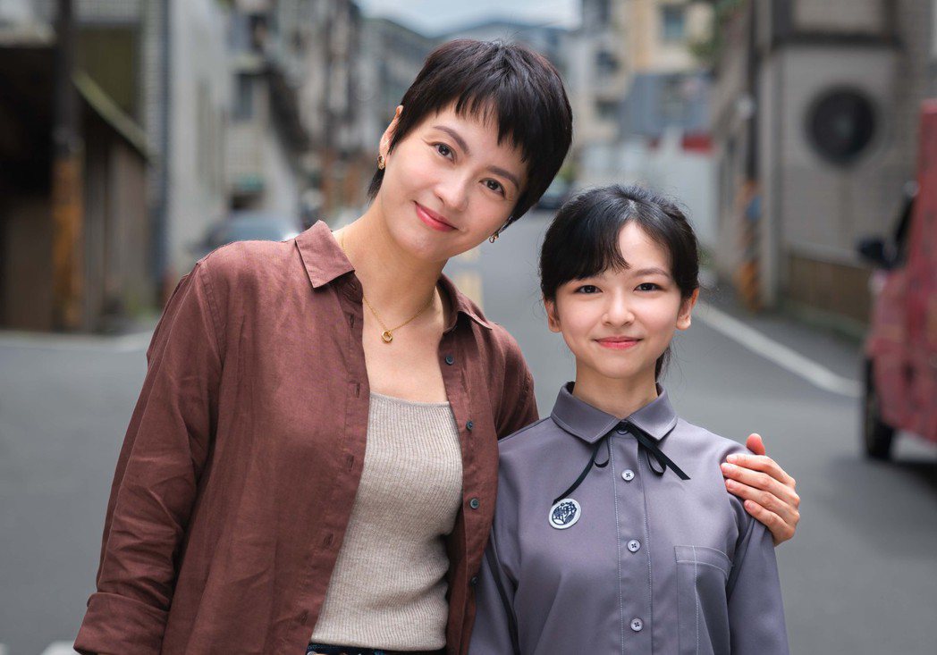 梁詠琪(左)、陳姸霏在「聰明鎮」中演母女。圖／奇蹟映畫所提供