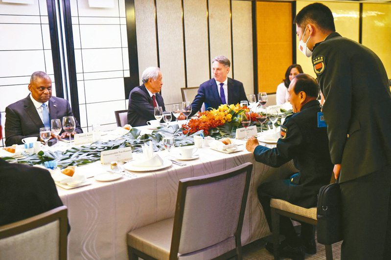 亞洲安全會議「香格里拉對話」6月10日至12日在新加坡召開，圖為各國防長11日共進午餐，中國大陸國防部長魏鳳和（右二）與美國防長奧斯汀（左）談話，新加坡防長黃永宏（左二）與澳洲副總理兼防長馬勒斯握手。法新社