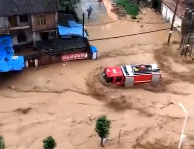 廣東韶關現「50年一遇」洪水 消防車前往救援也被沖走