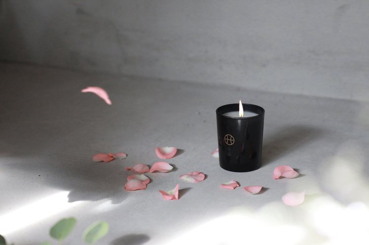 Perfumer H推出居家香氛蠟燭，也有推出小尺寸。圖／森/CASA提供