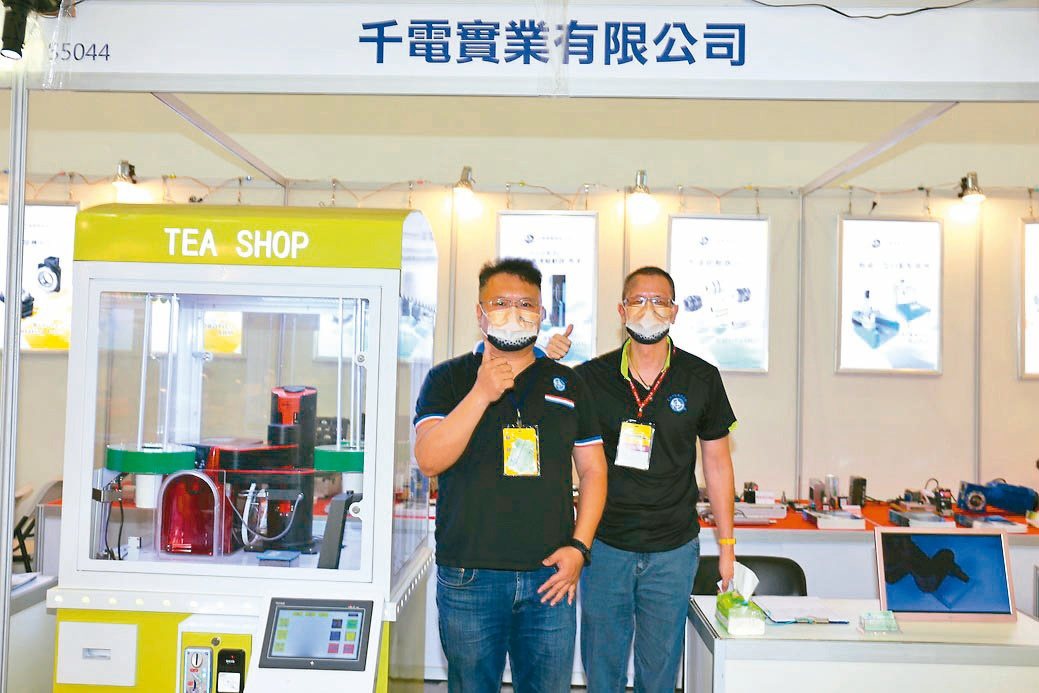 千電實業公司營運經理黃崇瑋（左）與夥伴合影。黃奇鐘／攝影