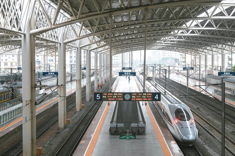 遼寧瀋陽與重慶萬州間首開動車組列車，兩地聯繫更緊密。圖為江西南昌站。（中通社）