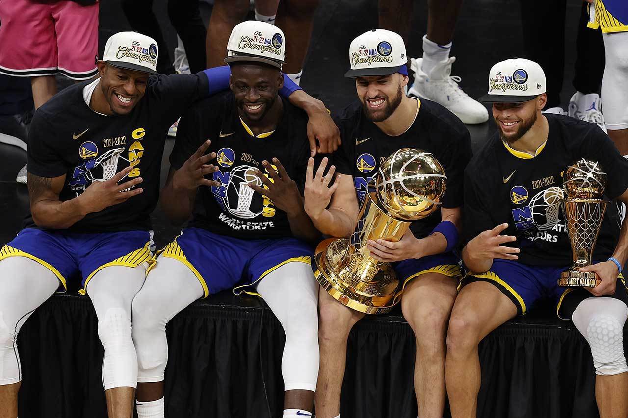勇士相隔四年再度奪冠，四位元老伊古達拉、格林、湯普森、柯瑞(左至右)一共合作拿下四次總冠軍(2015、2017、2018、2022），在現代NBA如此競爭的環境下更顯難能可貴。 歐新社