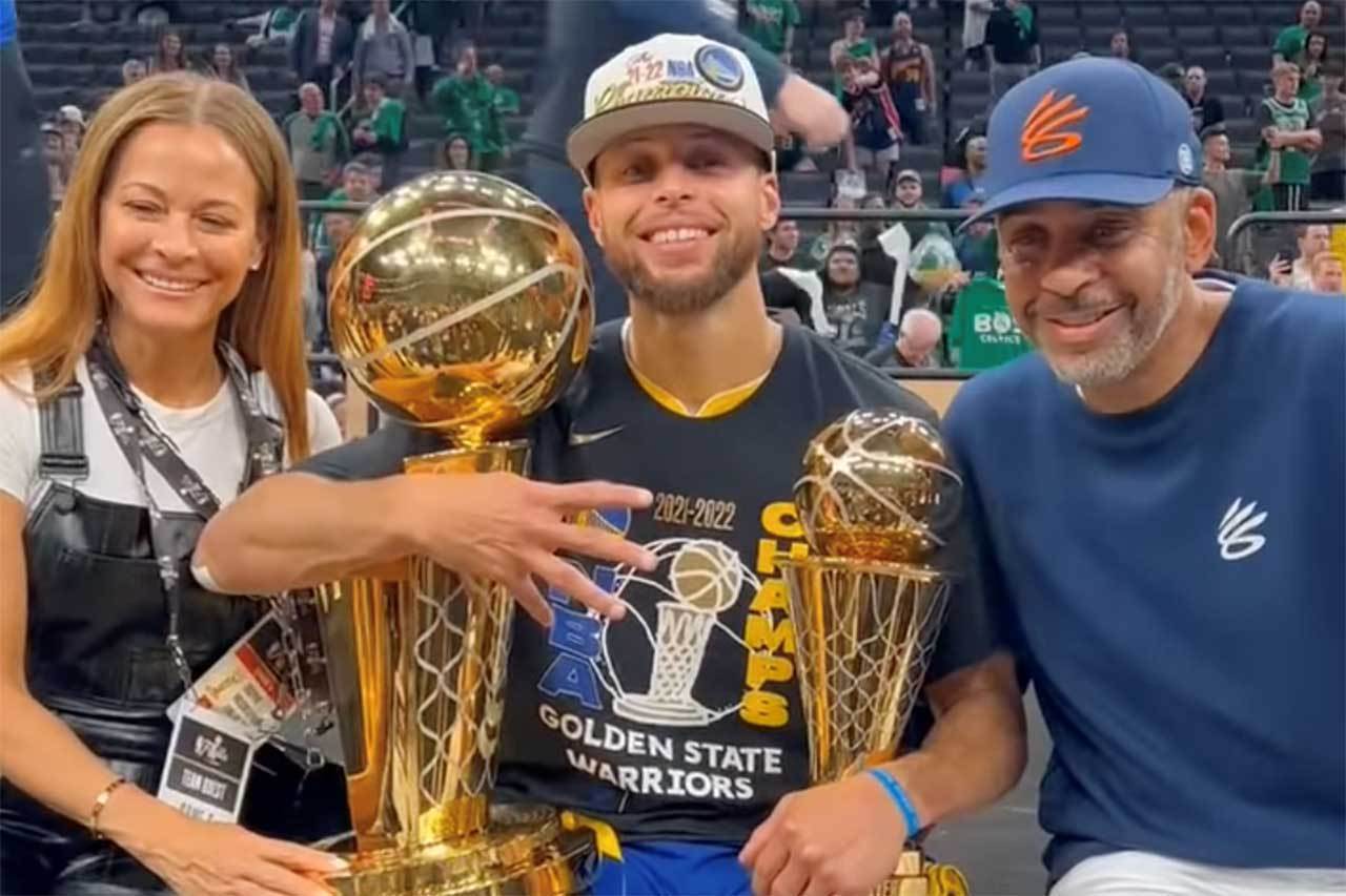 柯瑞雖然奪下第四冠，但父母卻在今年宣佈離婚。 擷圖自NBA官方YouTube頻道