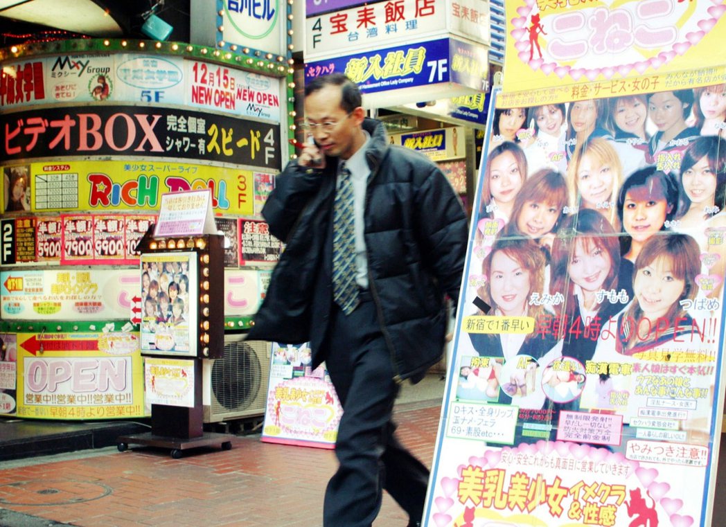 圖為2002年的東京新宿。因為疫情影響，店鋪型的風俗店也開始逐漸減少，轉而以「外...