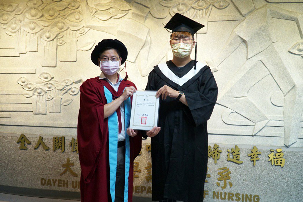 護理系主任楊政議(左)頒發台灣護理學會獎狀給鄭乃榮同學(右)。 大葉大學/提供。