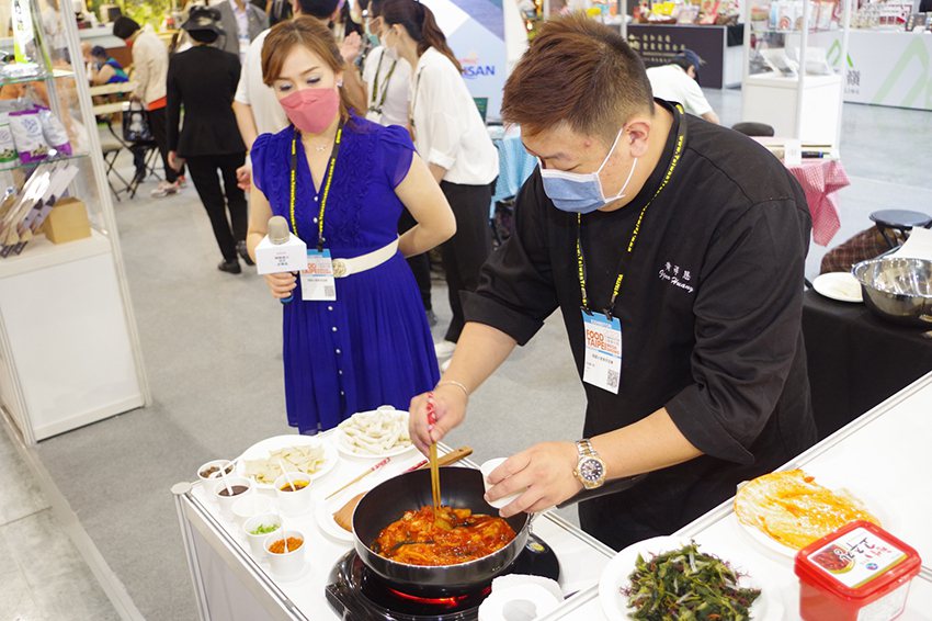 名廚黃祥恩進行現場廚藝diy示範。 韓國水產貿易協會/提供