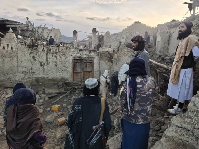 阿富汗政府官員表示，東部靠近巴基斯坦邊界的山區今晨發生規模6.1強震，已經造成至少950人喪命、610人受傷。官員還警告，死亡人數可能會持續攀升。美聯社