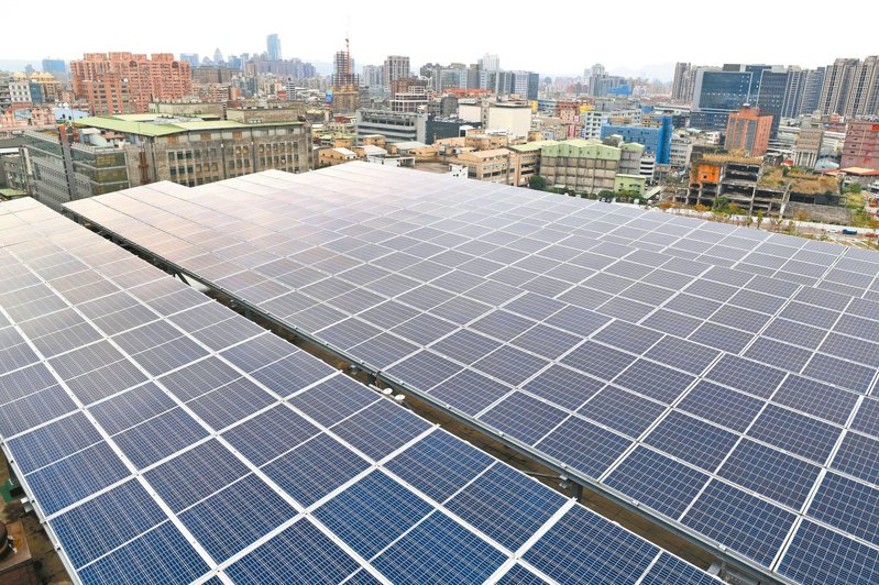 新增屋頂配備，我國再生能源趕進度，「再生能源發展條例」修正草案要求新建、增建或改建的建物，在一定條件下，必須設置太陽光電發電設備。記者侯永全／攝影