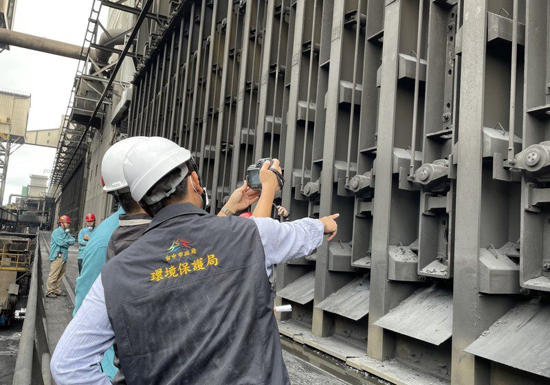 台中市環保局人員到鋼鐵業現場進行稽查。圖／台中市環保局提供