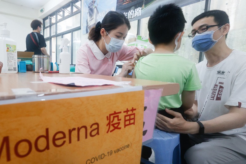 台灣食藥署已通過莫德納幼兒疫苗的緊急授權，5歲以下、6個月以上幼童將可接種。圖／聯合報系資料照片