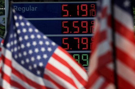 國際油價22日一度大跌4%，主要是投資人愈發擔心美國經濟可能陷入衰退。路透