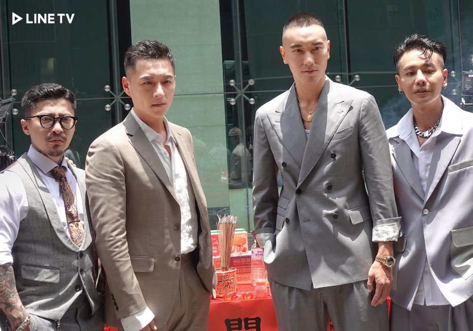 王陽明(右二)與鄭人碩（左二）出席「紳士任務」開鏡儀式。圖／LINE TV提供