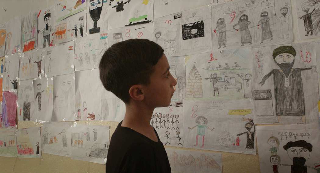 難民兒童畫出曾親眼見證的屠殺情景。佳映提供