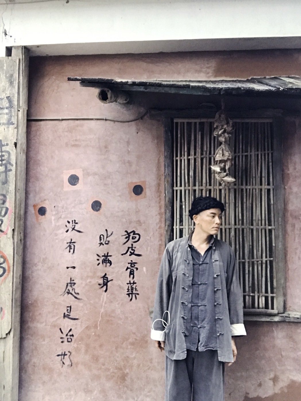 王大熊演出「台灣傳奇」，劇中扮演盲人乞丐吃盡苦頭。圖／民視提供