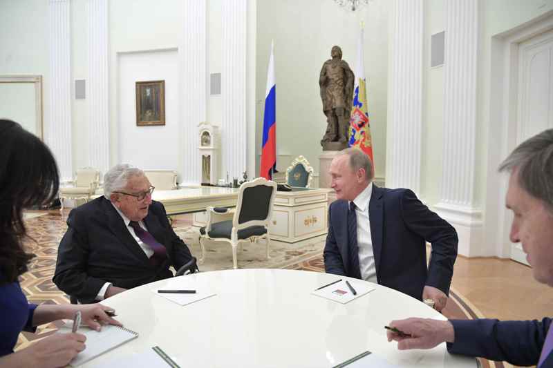 俄國總統普亭（右）2017年在克里姆林宮會見季辛吉。路透