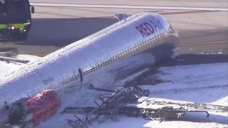紅色航空一架載有超過126名乘客與11名機組員的麥道MD-82型飛機21日因前起落架故障，只好在美國佛州邁阿密國際機場迫降，但起落架在著陸時斷裂，機身一側更起火燃燒，乘客則趕緊從另外一側逃離。路透 / ABC AFFILIATE WPLG