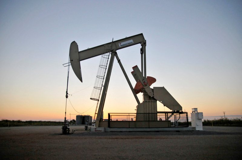 國際油價22日一度大跌逾5%，紐約原油期貨更跌到每桶103.2美元。（路透）