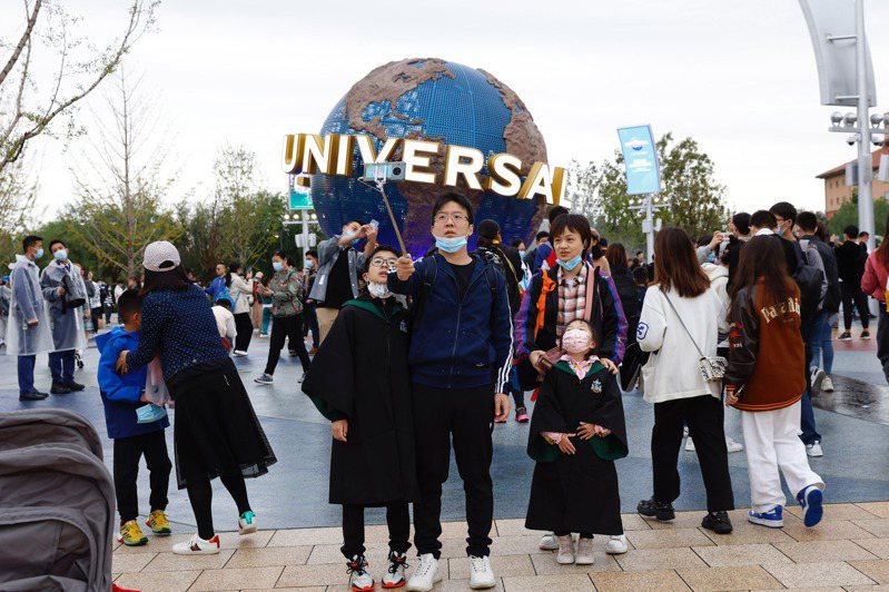 北京環球影城主題公園25日起恢復營運。圖為市民在環球度假區景觀前拍照留念。（中新社）