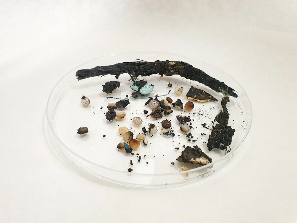 在焦油塑膠中發現許多不同材質的殘留物。 圖／截自Universidad de L...