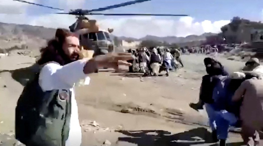 有人將傷者送上塔利班政府緊急派出的救援直升機、也有人徒手挖掘已成廢墟的家園，試圖...