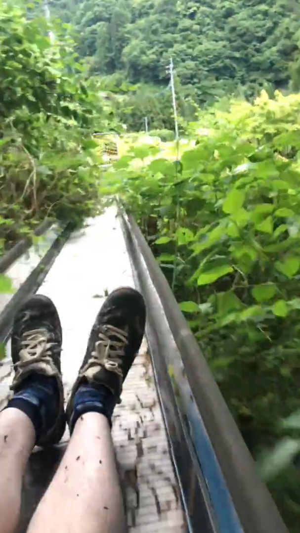 日本愛媛縣有一條超長的溜滑梯，網友挑戰乘坐結果過程不停喊痛。圖擷取自twitter