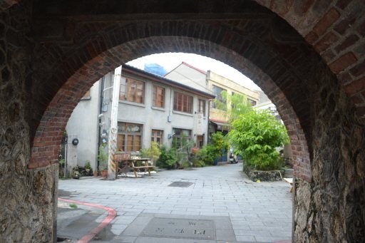 台南市信義街為東西向，西側入口為古蹟兌悅門。 圖／記者鄭惠仁攝影