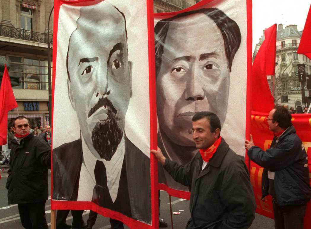 毛主義曾在法國蔚為風潮，圖為1998年巴黎五一勞動節遊行期間，抗爭者高舉毛澤東和...