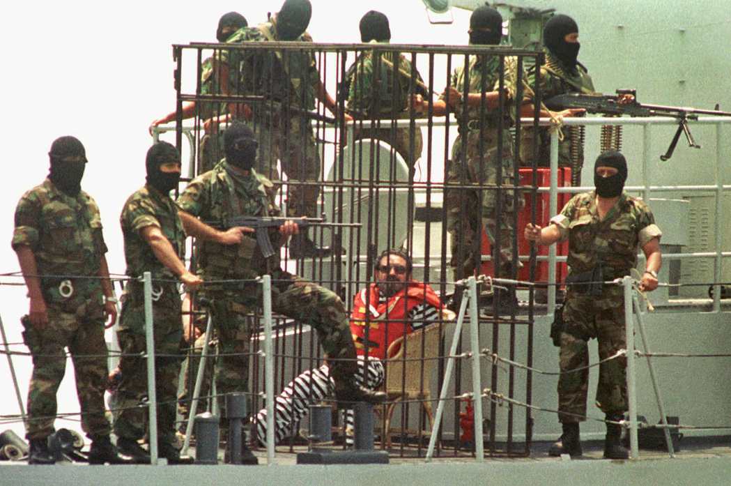 祕魯共產黨「光明之路」創始人古茲曼被軍事法庭以叛國罪判處無期徒刑，他被當局關在籠...