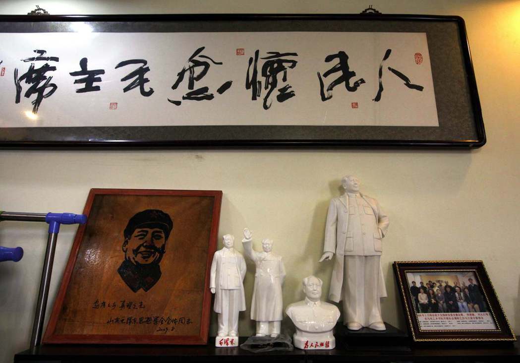 重慶在2011年成為新毛派復興的基地，圖為重慶一家書店中陳列的毛澤東像。 圖／路...
