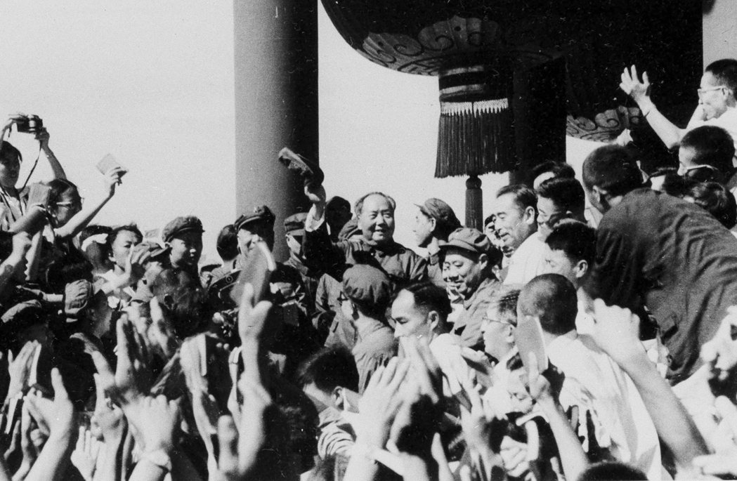 1966年毛澤東發動文化大革命，他的烏托邦狂熱達到顛峰。圖為被群眾簇擁著的毛澤東...