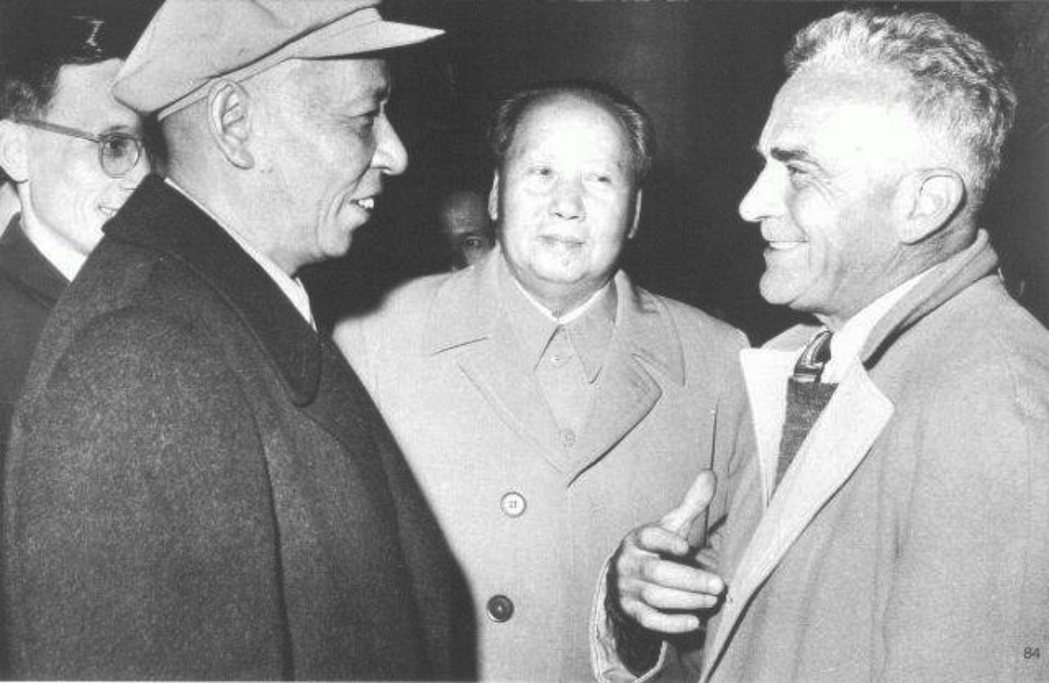 左起：劉少奇、毛澤東、愛德加．史諾。 圖／愛德加．史諾紀念基金會  