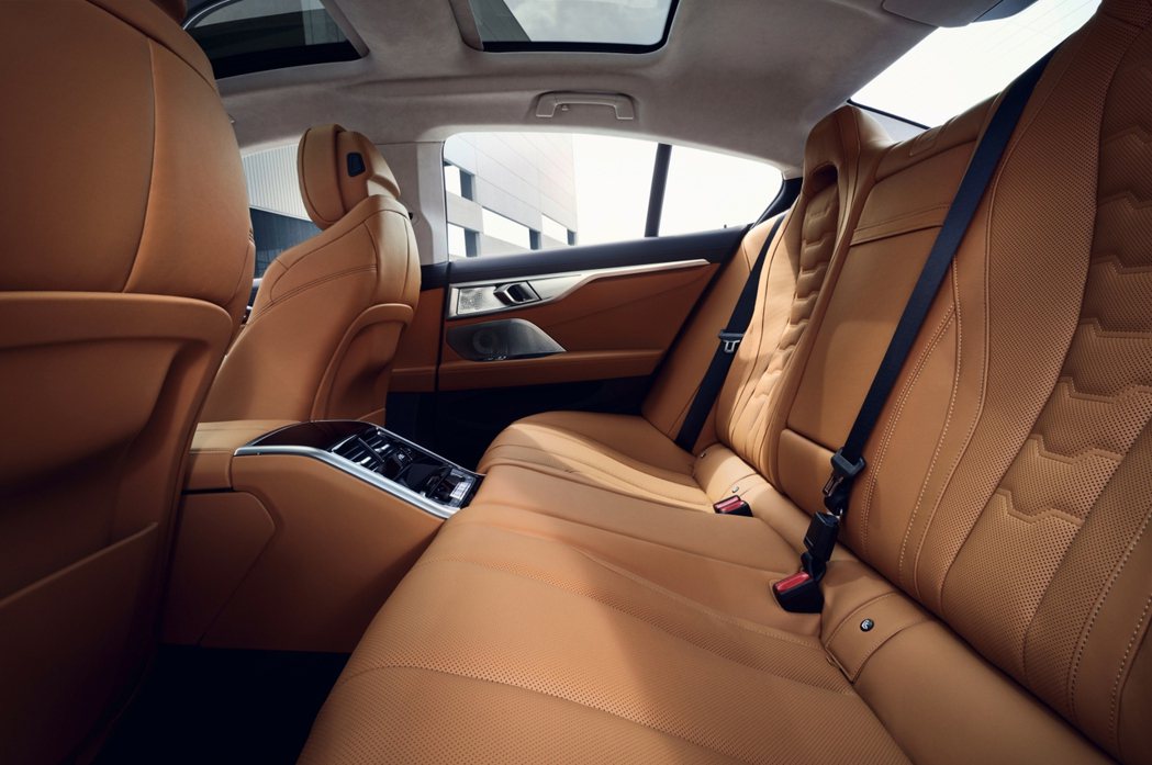 全面標配的豪華型四區恆溫空調與全景式電動玻璃天窗，帶給BMW 8系列Gran C...