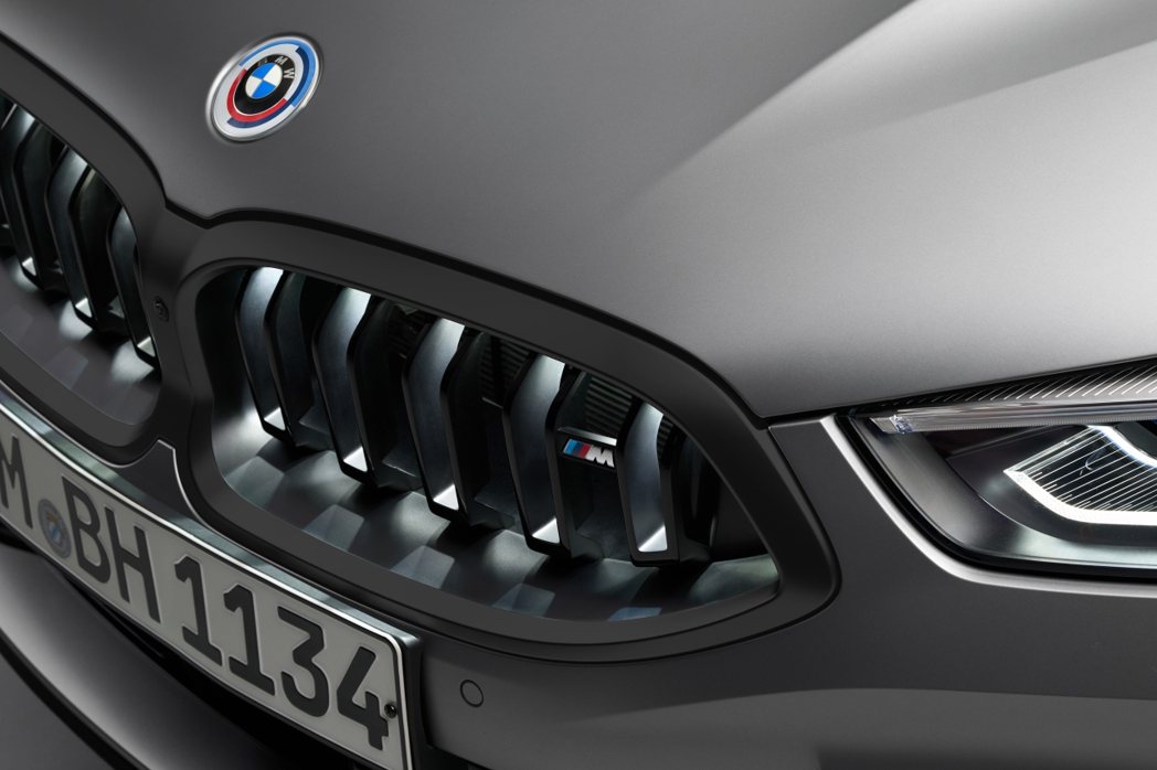 全新設計的雙肋直柵式BMW飾光水箱護罩不僅為8系列Gran Coupé型塑了跑格...