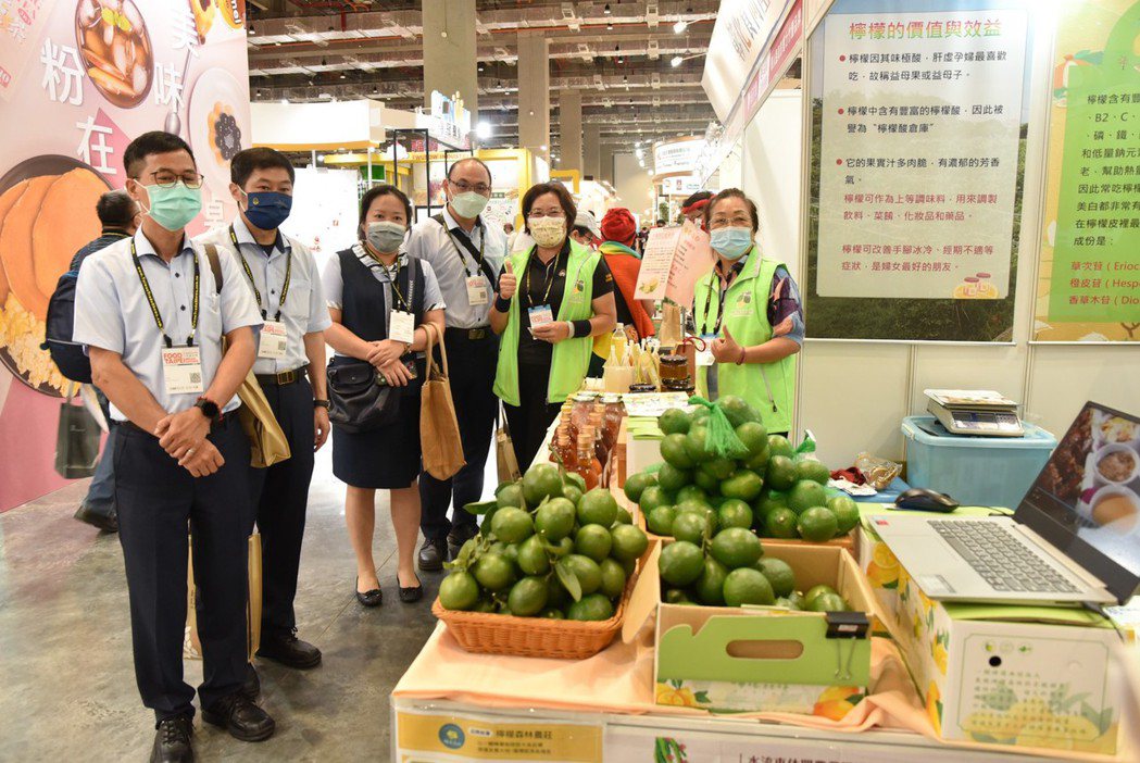 檸檬菓公司是台灣唯一連皮吃的玉翡翠檸檬，開展第一天，在地農會人員前往拜訪，洽談合...