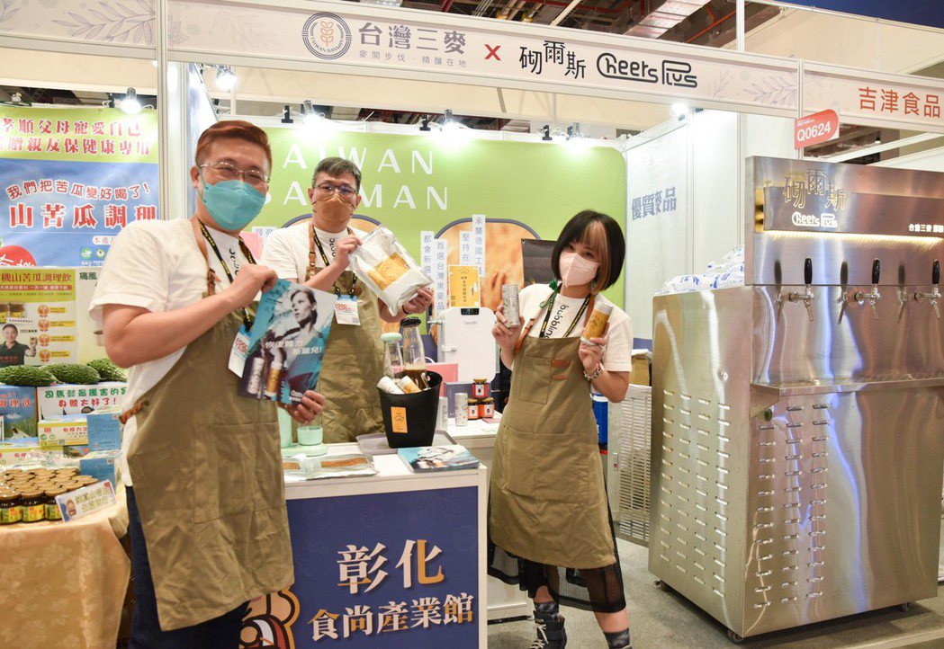 台灣三麥推出無酒精啤酒、忽布花黑麥精釀飲，現場吸睛。 黃啟銘/攝影。