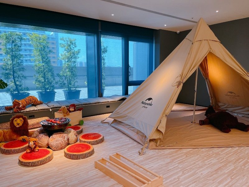 台北凱達在館內8樓籌備的兒童遊戲室，包含露營帳篷體驗區，將於7月開放。 台北凱達...