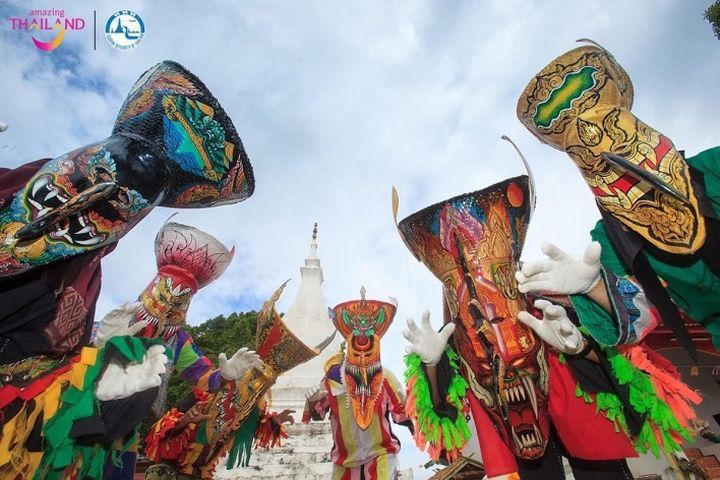 ▲戴上鬼臉面具，穿著五顏六色服裝，為傳統慶典帶來熱鬧氣氛。　圖：泰國觀光局／提供