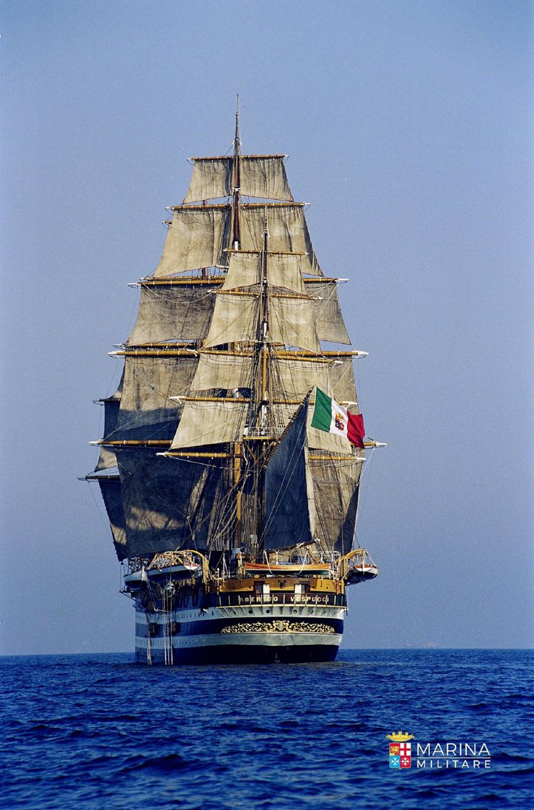 有義大利海軍訓練艦世界最美船艦之稱的Amerigo Vespucci。圖／寶格麗...