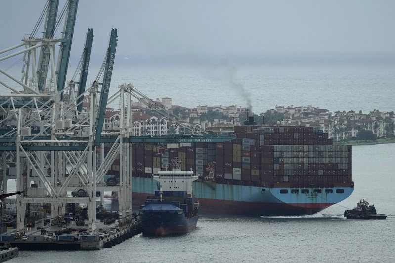 這個禮拜，貨櫃航運業龍頭馬士基執行長Soren Skou預告貨櫃運輸景氣8月反轉！這一席話衝擊全球的貨櫃航運股，台灣三家貨櫃航運股都重挫。美聯社
