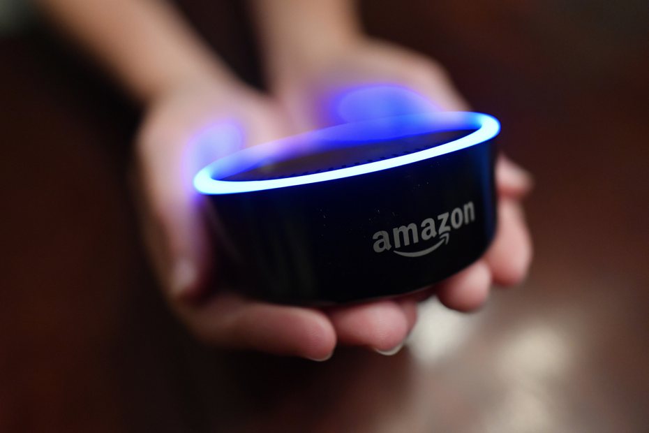 科技巨頭亞馬遜表示，語音助理Alexa未來可能從預設的機器人聲，切換成用戶已故親友的聲音來提供服務。美聯社