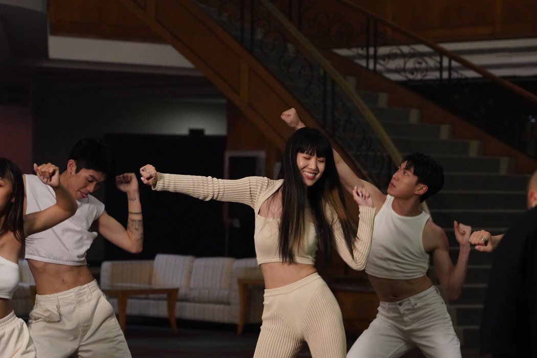 孫盛希(中)在「jagi」MV展現舞技。圖／滾石唱片提供