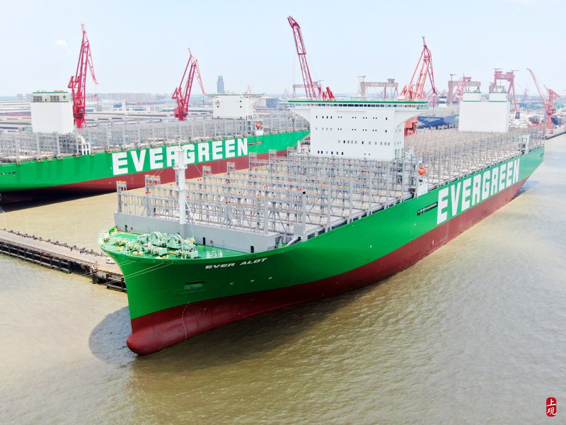 大陸造船廠為長榮海運打造的全球最大貨櫃輪可承載24萬噸貨物，最大堆箱層數可達25層，相當於22層樓的高度。（取自《上觀新聞》）