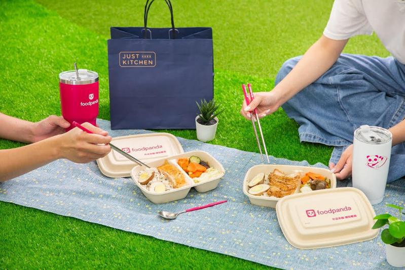 foodpanda首次推出全植物纖維製成的環保餐盒，單一材質、不含淋膜，以相對優惠的價格，鼓勵餐廳取代塑膠餐盒。圖／foodpanda提供