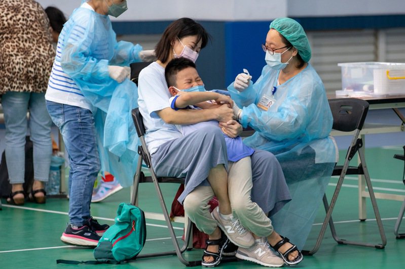 台北市銘傳國小今日安排在校接種5至11歲學生BNT及莫德納疫苗。記者季相儒／攝影