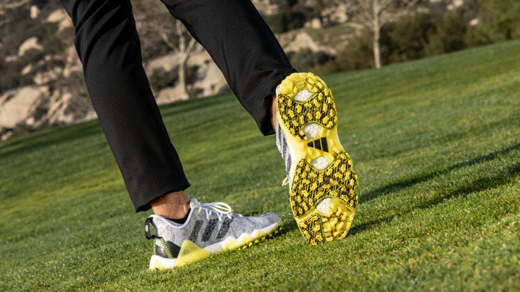 adidas Golf CODECHAOS 22無釘鞋款，招牌的TWISTGRIP無釘系統也擴展至前腳掌及足跟部位，帶來更全面的抓地力。圖／adidas Golf提供