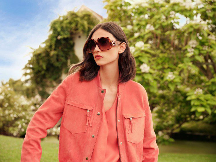 Longchamp今年春夏推出以品牌元素為靈感融入都會風格的眼鏡系列，描繪低調的...
