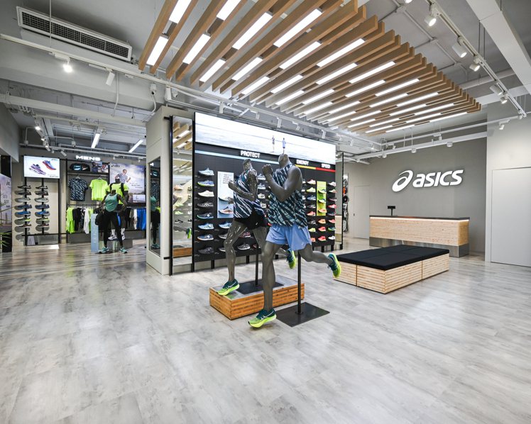重新開幕的ASICS台北旗艦店，使用目前全球統一的視覺形象來打造店裝，以日式簡約...